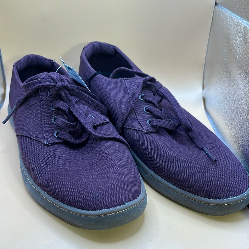 Cuater by Travis Mathew NWT men’s sneakers size 8 excellent condition. Burgundy